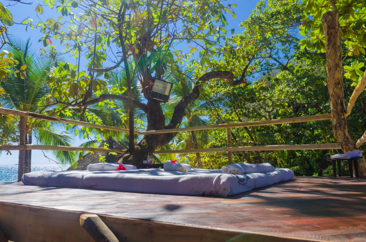 andilana_resort's tweet photo. Un'altra novità all'Andilana Beach Resort: 𝑬𝒔𝒑𝒆𝒓𝒊𝒆𝒏𝒛𝒂 𝒁𝒆𝒏
Scopri la magia del nostro nuovo angolo benessere sull'albero con una vista sul mare. Regalati un momento di totale relax, lasciati avvolgere dal suono delle onde e goditi un massaggio, immerso nella natura. https://t.co/7y7ndJ4K4u