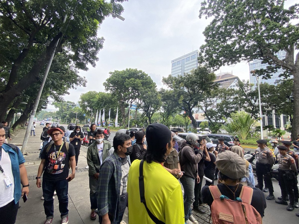 safenetvoice's tweet photo. UPDATE: Aliansi Keamanan Siber untuk Rakyat (AKAMSI) bersama masyarakat sipil lainnya dihadang ketika ingin kembali ke titik kumpul oleh sekitar 50 polisi pada aksi Gruduk Kominfo (10/7)

Massa aksi masih bertahan. 
Mari sebarkan! Ini merupakan intimidasi kebebasan berpendapat. https://t.co/L5ImIY83Gz