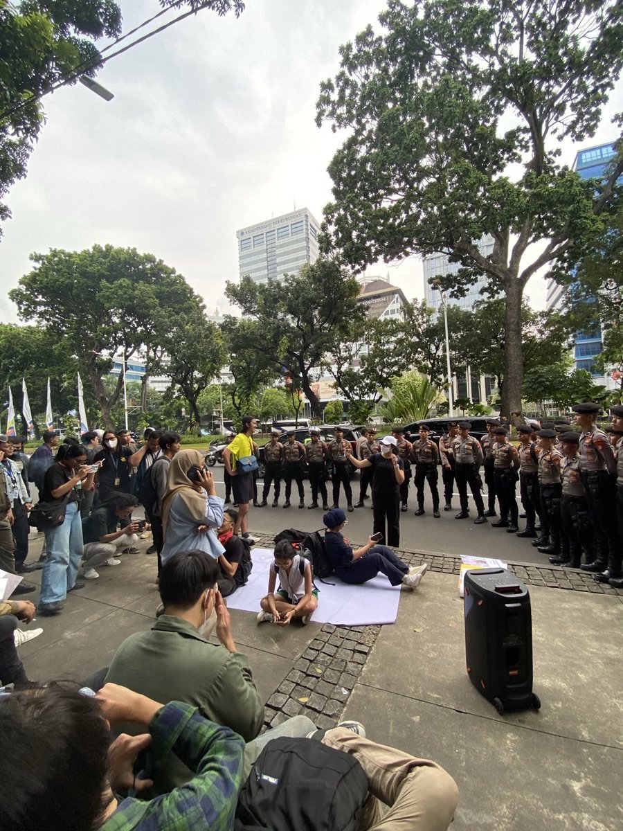 safenetvoice's tweet photo. UPDATE: Aliansi Keamanan Siber untuk Rakyat (AKAMSI) bersama masyarakat sipil lainnya dihadang ketika ingin kembali ke titik kumpul oleh sekitar 50 polisi pada aksi Gruduk Kominfo (10/7)

Massa aksi masih bertahan. 
Mari sebarkan! Ini merupakan intimidasi kebebasan berpendapat. https://t.co/L5ImIY83Gz