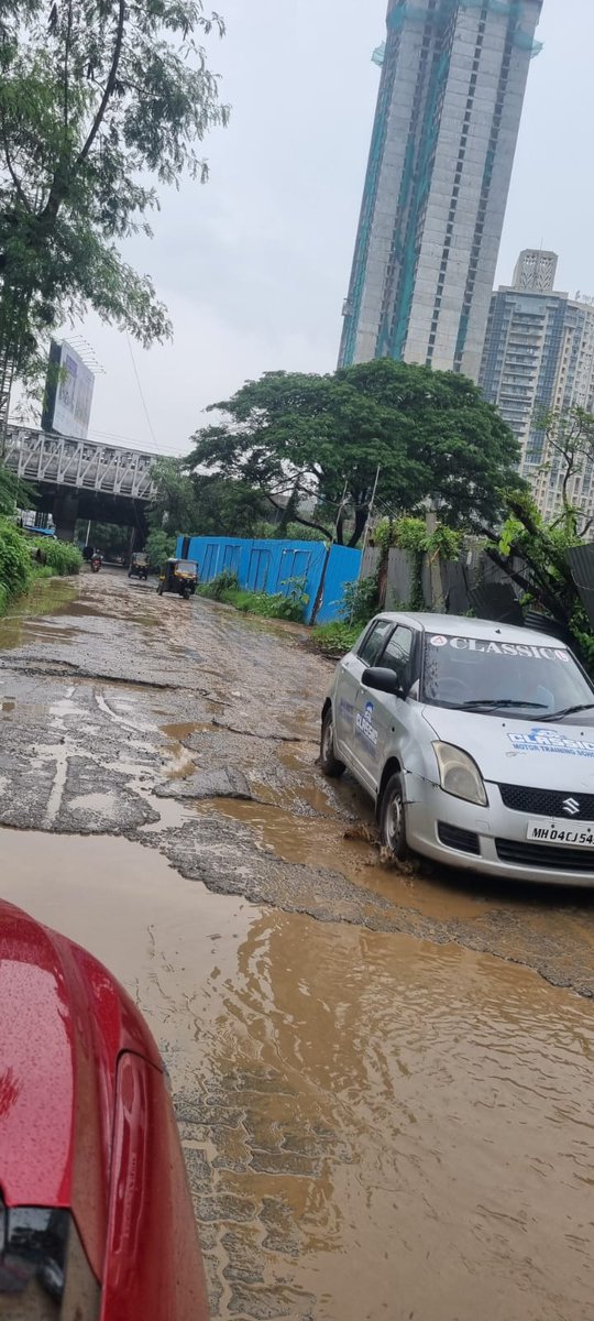 RBalgoni22210's tweet photo. @mybmc  There are severe potholes near Nahur East, below the railway bridge and in front of Senroof compound. It’s causing major traffic issues and is dangerous for commuters. Please take immediate action to fix them. Thank you! #MumbaiTraffic https://t.co/VU3wwzYfT2