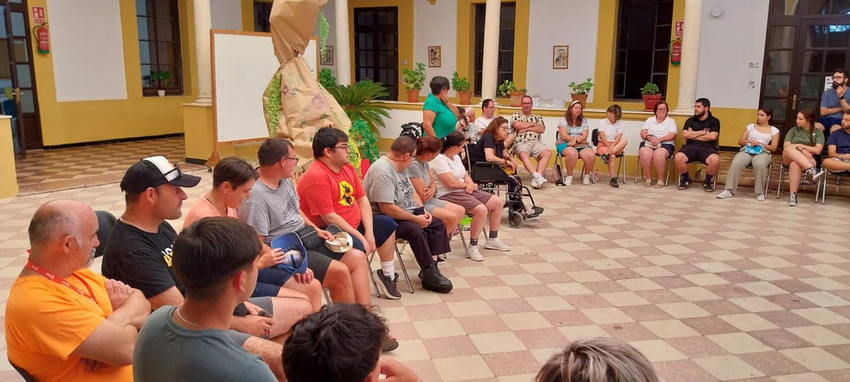 AfanasSCRT's tweet photo. 📢 Encuentro en el Campamento de #Verano del Colegio #Maristas de #Bonanza donde las personas usuarias del Centro Ocupacional "La Jara" han explicado y dado a conocer las diferentes actividades que se desarrollan en este centro de #AfanasSCRT.
#PlenaInclusión 🍀 #Sanlúcar 🌅 https://t.co/dNTMDP5FVR