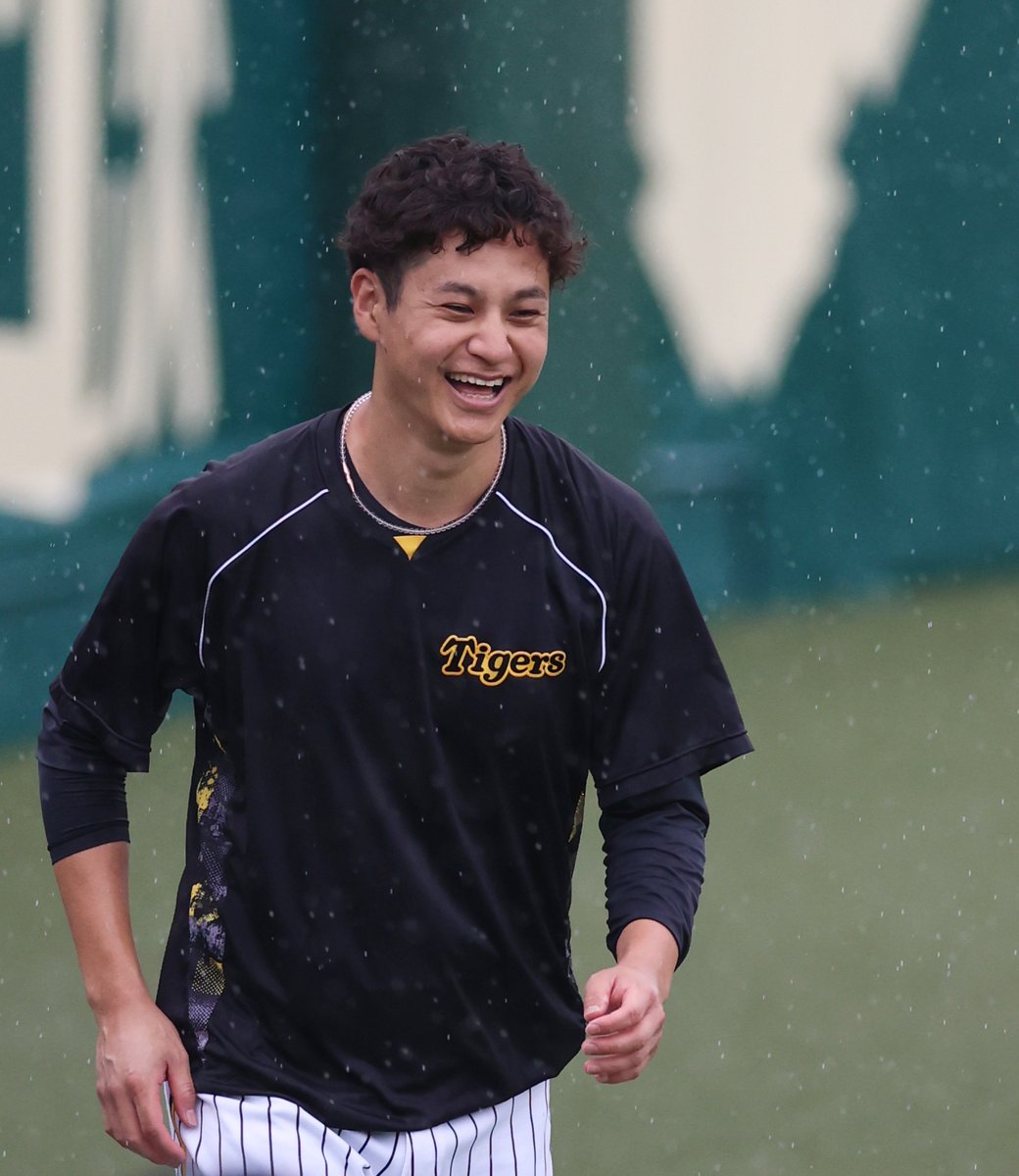 グラウンドに #大竹耕太郎 投手しか選手がいなくなった途端に雨脚がかなり強まりました。さすがです