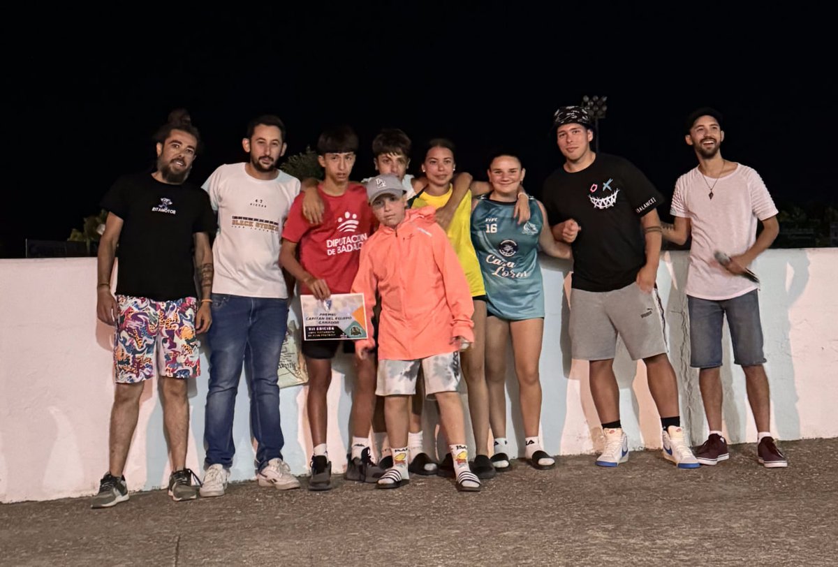 Vva_BlackStorks's tweet photo. 🎖 Los premios de la 🏟 VII Copa Villanueva de #FlagFootball🏈:
📈 Máximo anotador #Álvaro🍪
🔝 MVP #DavidMorenoSr👬
🏃 Atacante #ManuelRodríguez☠️
👊 Defensa #VíctorRuiz🍋
🧒 Rookie #Leyre♀
🙌 Veterano #AntonioRecio👨👦
🥇 Capitán ganador #David10👬
📋⤵️
https://t.co/6JN5QIUu0C https://t.co/xil3LklAZN