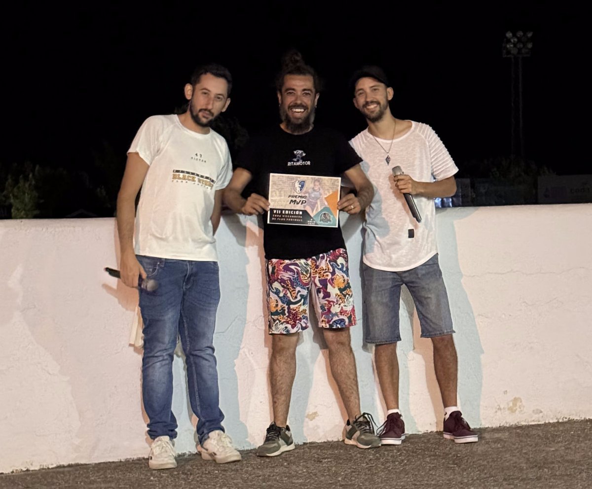 Vva_BlackStorks's tweet photo. 🎖 Los premios de la 🏟 VII Copa Villanueva de #FlagFootball🏈:
📈 Máximo anotador #Álvaro🍪
🔝 MVP #DavidMorenoSr👬
🏃 Atacante #ManuelRodríguez☠️
👊 Defensa #VíctorRuiz🍋
🧒 Rookie #Leyre♀
🙌 Veterano #AntonioRecio👨👦
🥇 Capitán ganador #David10👬
📋⤵️
https://t.co/6JN5QIUu0C https://t.co/xil3LklAZN