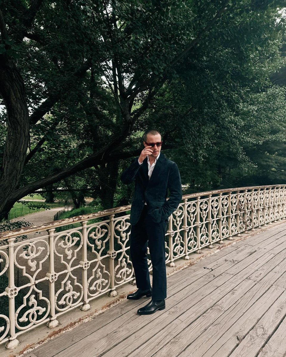 BlackEyewear's tweet photo. #josephquinn wears our Ziggy sunglasses in Berry in New York.  Each of our designs are dedicated to the iconic jazz musicians we love.  Shipping worldwide from London. 

Explore Ziggy: https://t.co/qsiOkWwIZk

#AQuietPlace https://t.co/MFewqJwRc3