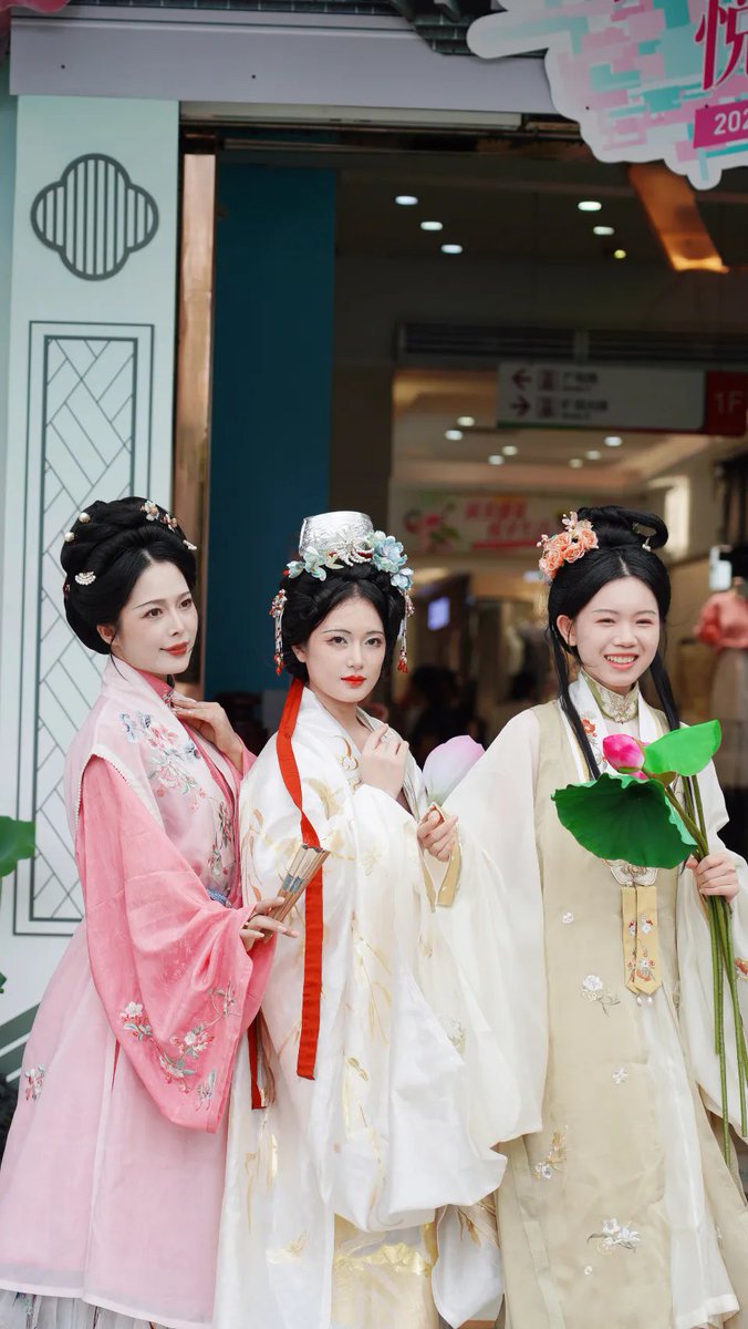 LuohuStyle's tweet photo. 🪷 Lotus flowers are now in full bloom at #Honghu Park! 😻 You can dress in traditional hanfu attire, stroll through the flower sea and immerse yourself in a poetic scene! Ever been there? Post your photos below! #FunInLuohu #LuohuHoliday