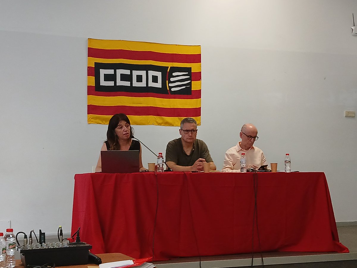tesperabe's tweet photo. "Immigració: canviar la mirada",
33a escola d'estiu @ccoocatalunya

Sònia Parella i Eduardo Rojo ens situen les desigualtats i el mercat de treball per les persones migrades

Tenim molt per camí per recórrer per arribar una societat justa socialment

#SomPluralsSomDiverses https://t.co/rFt2fjN8o1