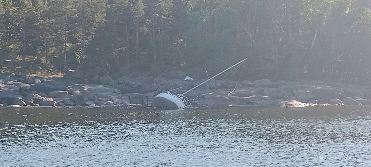 Viime aikaisista säätilan muutoksista johtuen on tapahtunut ankkurointien pettämisiä ja veneitä on jopa uponnut laituriin. Kehotamme seuraamaan säätilan muutoksia ja huomioimaan sen veneiden kiinnityksessä.
Kuva: Haapasaaren merivartioasema.
#meriturvallisuus #veneily