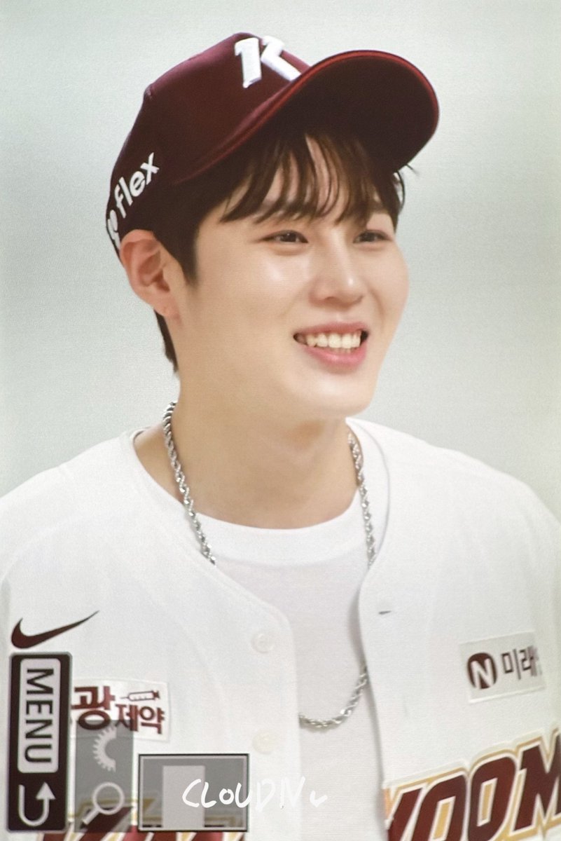 cloudn_hsw's tweet photo. 240710 시구 출근⚾️

하성운 화이팅！！

#하성운 #HASUNGWOON https://t.co/wv2otCZvoW