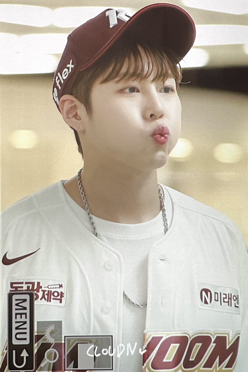 cloudn_hsw's tweet photo. 240710 시구 출근⚾️

하성운 화이팅！！

#하성운 #HASUNGWOON https://t.co/wv2otCZvoW