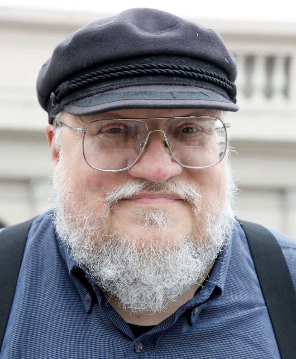 KingTargaryenn's tweet photo. George RR Martin ha dicho esto sobre 'VIENTOS DE INVIERNO':

“Cuando termine ‘VIENTOS DE INVIERNO’ habrá un gran anuncio... dónde y cuándo no puedo decirlo”.

No me funen pero tengo la sensación de que ya falta muy poco y ese día arderá el mundo.

#HouseOfTheDragon @GRRMspeaking https://t.co/LcxzT6Qnyj
