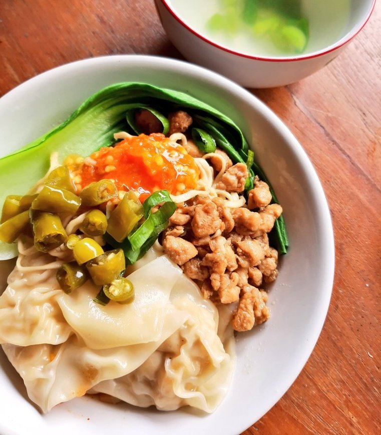 Akhirnya memutuskan buka PO bakmi lagi 1 kloter aja karena diteror terus dr kemarin2..kali ini bikin versi awal yg lengkap dengan acar cabe nya. Tentu saja dimsum tetap ready untuk di PO 😊