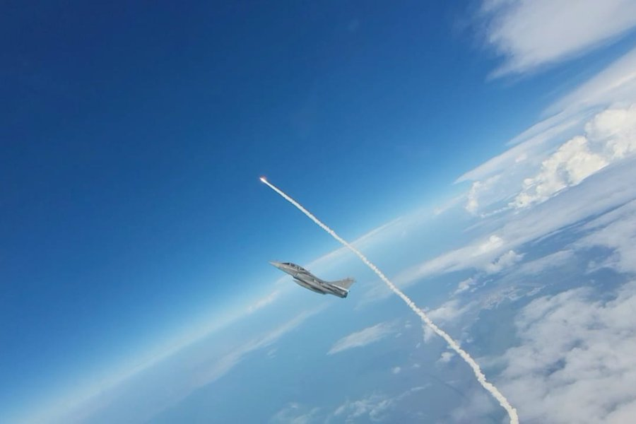 __Kanzi's tweet photo. Si les antis programme spatial
en 'courroux' ne 'décolèrent' 'pas',
Sur le 'pas', à 'Kourou', les #Ariane6 'décollèrent' ..
#ESA_fr
#CNES
#europespaceport
#ArianeGroup
#Armee_de_lair https://t.co/QDQNYJsyvv