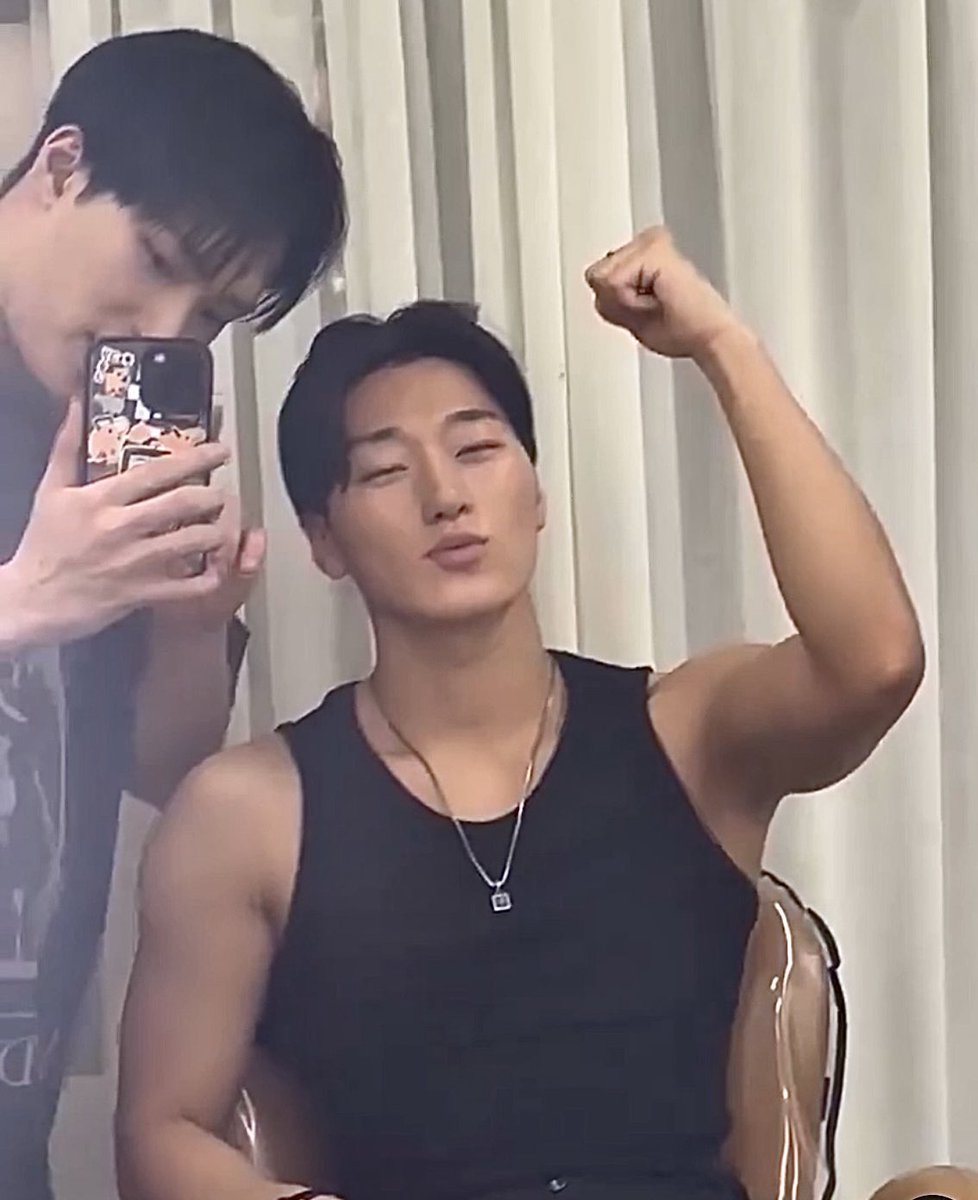 heartinsani's tweet photo. everyone say thank you mingi for this delicious barefaced tank top san meal https://t.co/njzybOj7um