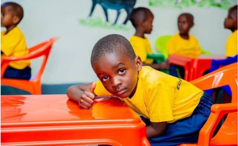 PAE_rwanda's tweet photo. It is important for a child to have access to a sufficient and nutrition diet.this will protect children from stunting.

Minister of Security Mr Alpred Gasana,Executive secretary of Kigali sector and District Executive director Mr Ngabonziza Emmy feeding children https://t.co/0duwfHdAvu
