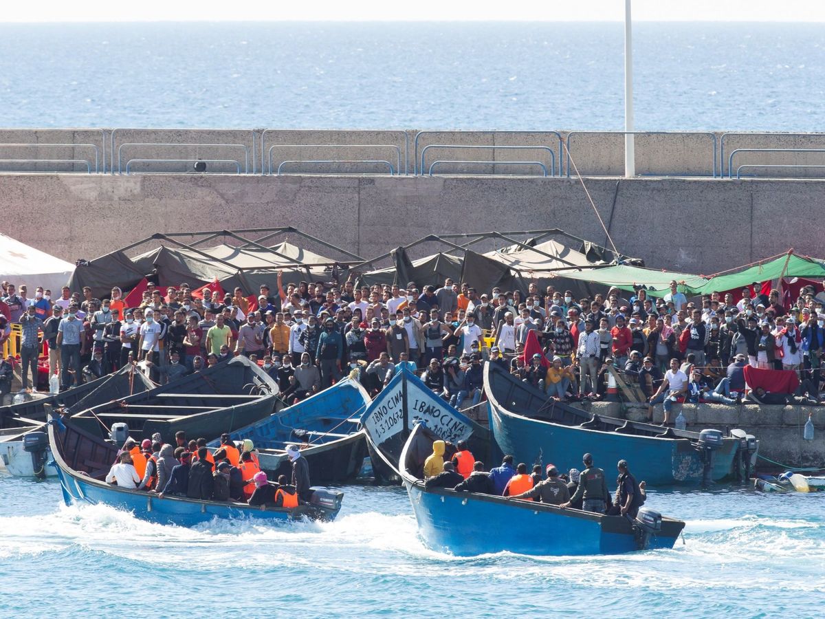 Victoria__86070's tweet photo. Que cosas, sólo huyen de la miseria y de la guerra los niños y hombres africanos, porque las niñas y mujeres parece que viven de p.madre y además se quedan a defender y levantar su país 🤔

Es curioso pero no somos gilipollas 

#DevolucionesEnCaliente https://t.co/FuFYJx8s69
