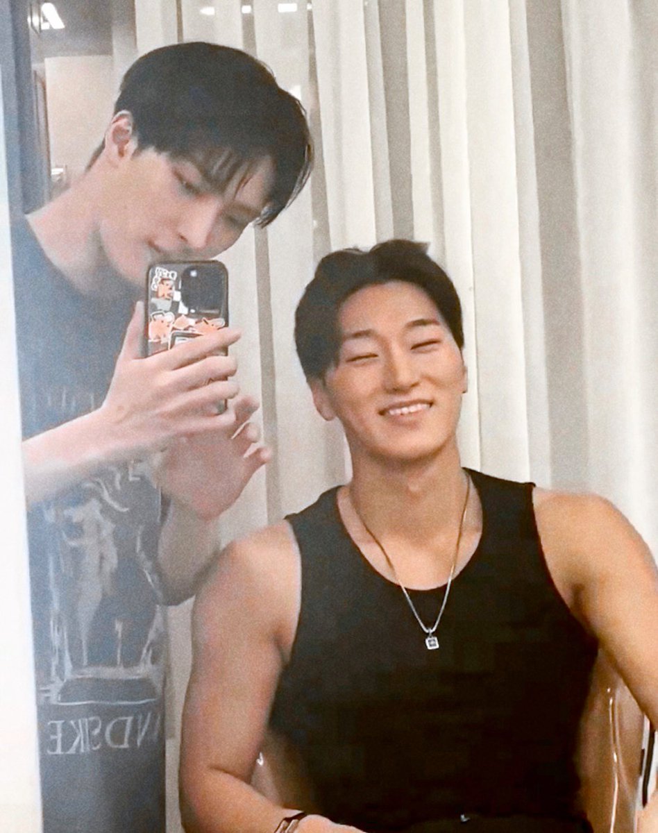 mingifeeds's tweet photo. mingi’s black undercut and a lot of arm be serious be so serious right now https://t.co/tXk9EnL9sA