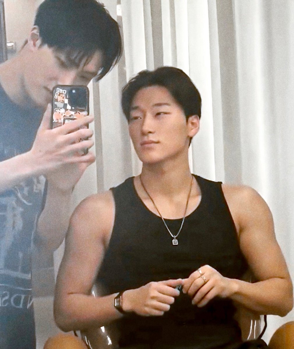 mingifeeds's tweet photo. mingi’s black undercut and a lot of arm be serious be so serious right now https://t.co/tXk9EnL9sA