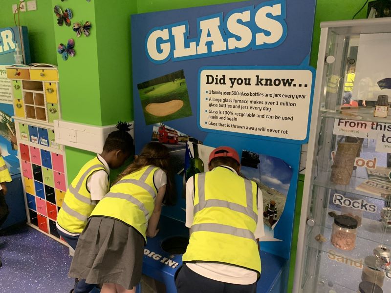 WRWAeducation's tweet photo. We're now open for bookings for Sept '24 (to schools in our boroughs). Discover first-hand what happens to all your Recycling
- see the tipping hall + our recycling machinery
- see our giant cranes loading our barges with the General Waste
- meet our pet worms in our reuse garden https://t.co/5zFdDzQZjG