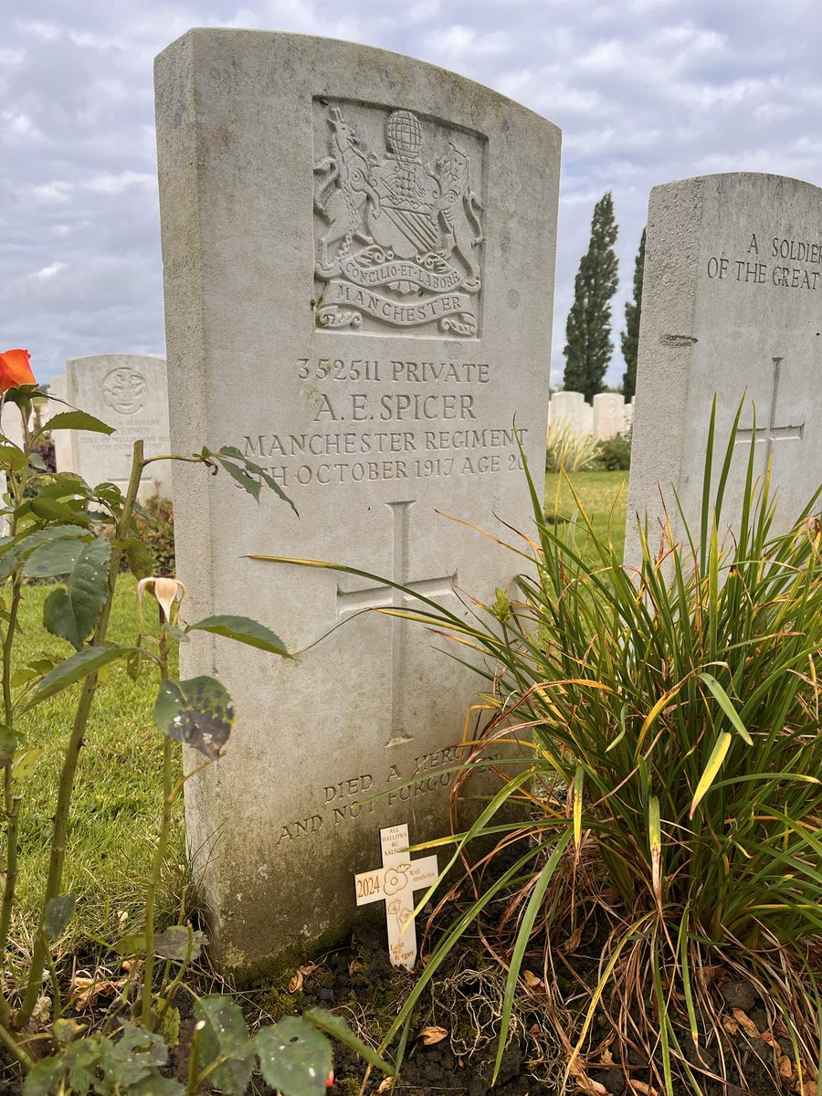 HallowsPd's tweet photo. Tyne Cot is the resting place of many of the Salford Pals who saw action here during WW1 
@AllHallowsRC pupils left our Crosses around the cemetery as a sign of respect and thanks https://t.co/cSkvnMXY6c