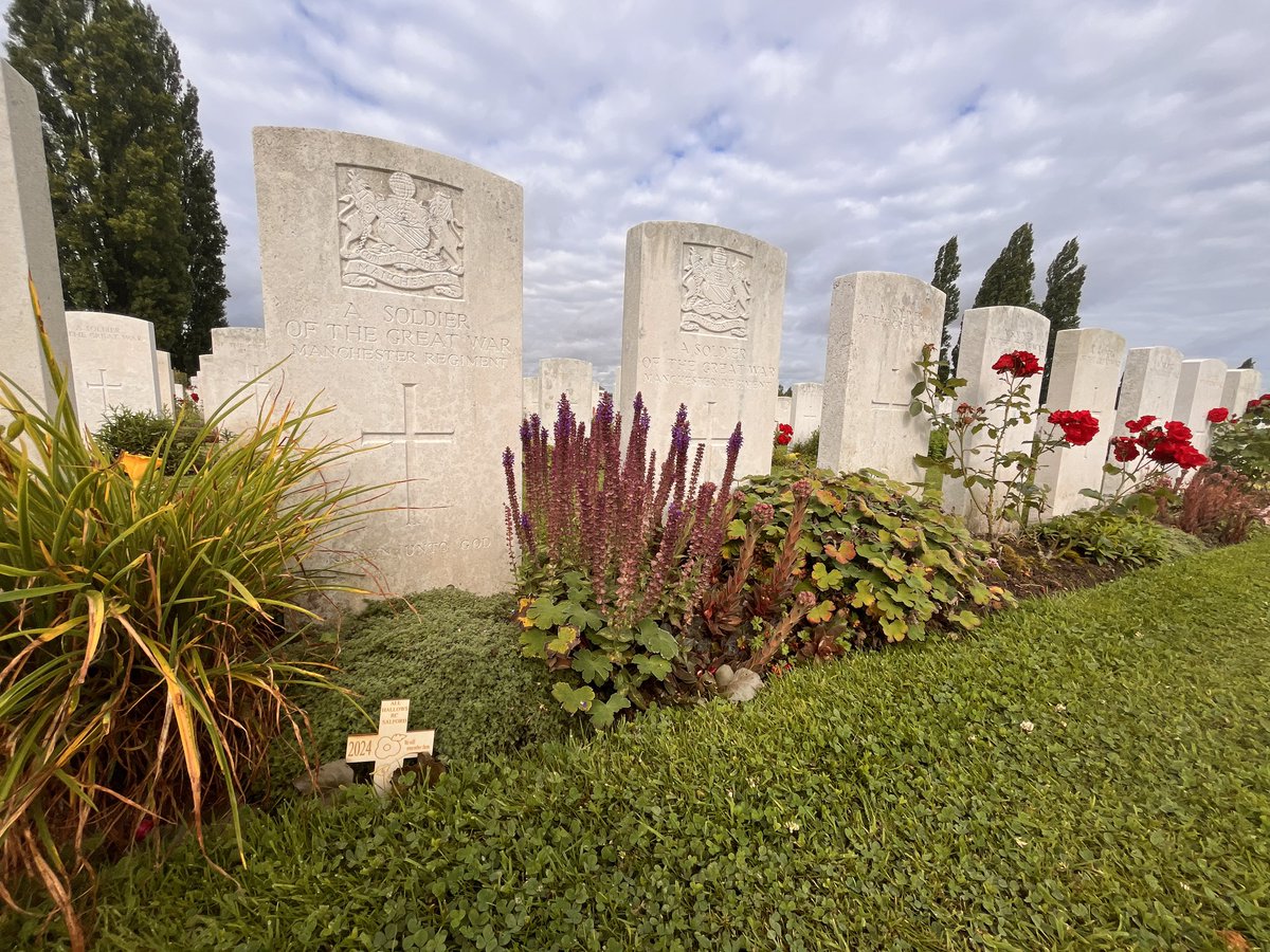 HallowsPd's tweet photo. Tyne Cot is the resting place of many of the Salford Pals who saw action here during WW1 
@AllHallowsRC pupils left our Crosses around the cemetery as a sign of respect and thanks https://t.co/cSkvnMXY6c