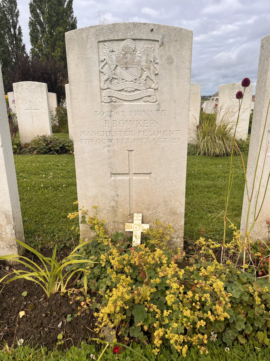 HallowsPd's tweet photo. Tyne Cot is the resting place of many of the Salford Pals who saw action here during WW1 
@AllHallowsRC pupils left our Crosses around the cemetery as a sign of respect and thanks https://t.co/cSkvnMXY6c