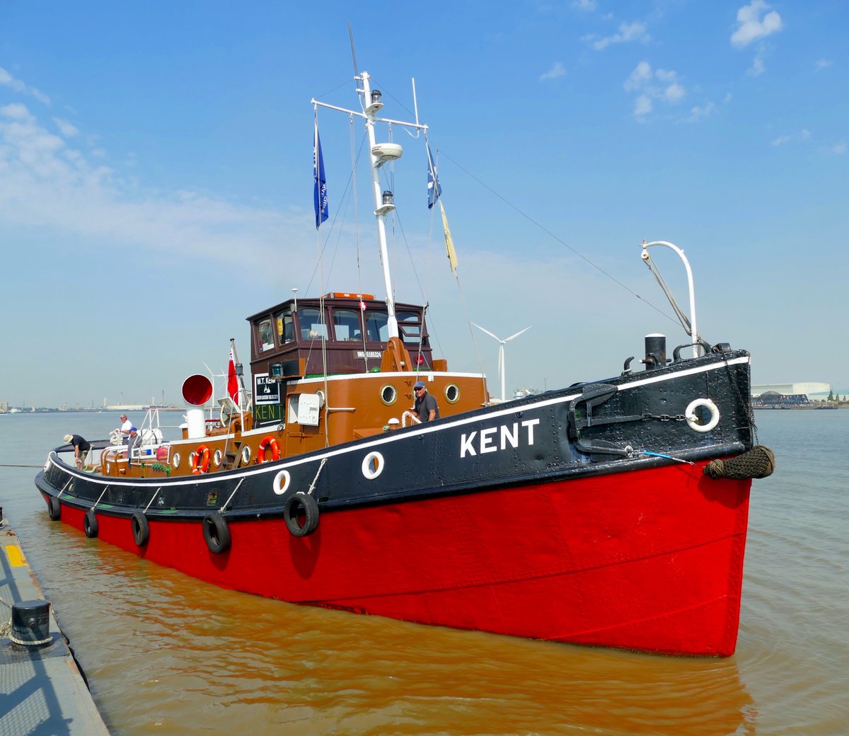 FraserG32883664's tweet photo. Times past, MT Kent arriving at Gravesend Town Pier. @NatHistShips @visit_gravesend #Tug #Tugs #NationalHistoricShips #MTKent #Kent #SouthEasternTugSociety #MaritimeHeritage #Gravesend #Thames #RiverThames https://t.co/6HwMF6P9Pr