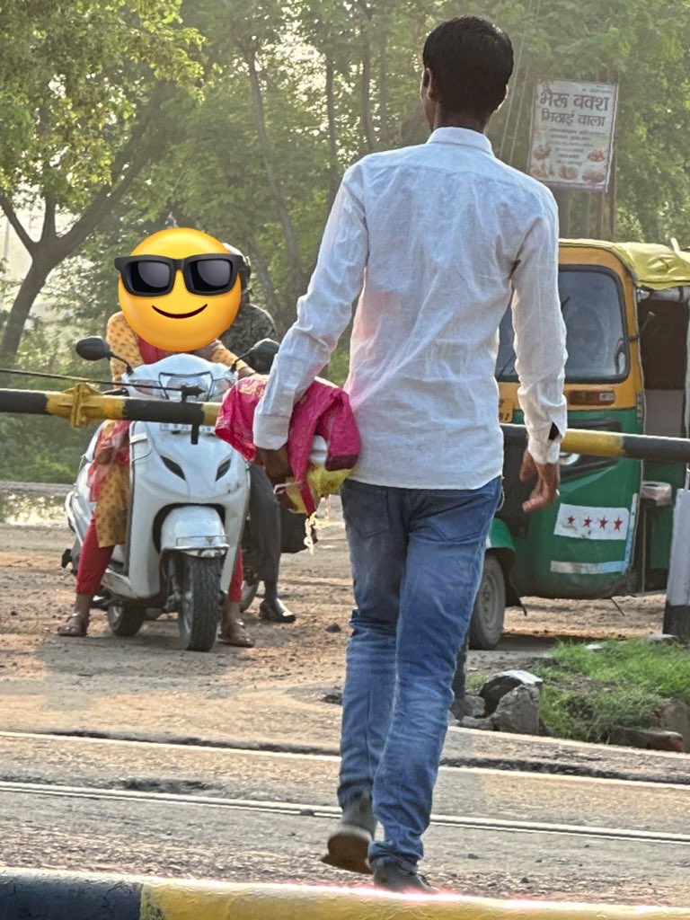AmitYaddav's tweet photo. आज 2000 से कम फ़ॉलोअर्स वाले ब्लूटिक धारियों को प्रमोट करूँगा!!

और 500 से कम वाले बिना ब्लूटिक धरियों को भी प्रमोट करने का प्लान है!🙏

शर्त - पोस्ट रिपोस्ट 🙏

दो अलग अलग लोकेशन !
दोनों के हाथ में बताओ क्या है??😌❤️🙏 https://t.co/xziIr9itRS