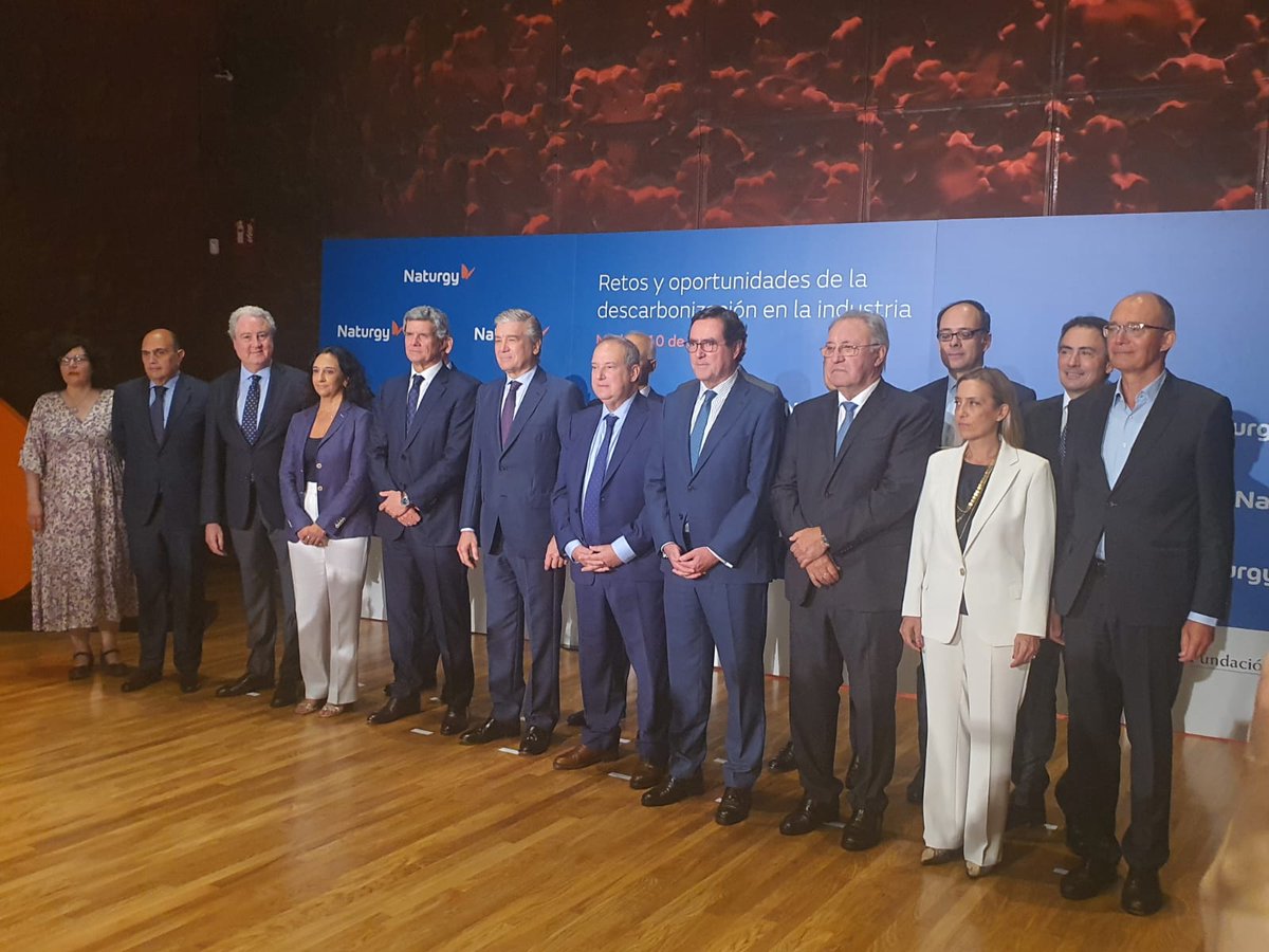 GasINDUSTRIALes's tweet photo. .@VRiviereGI, presidenta de @GasINDUSTRIALes,  en la jornada👉Retos y oportunidades de la #descarbonización en la #industria, junto al ministro de Industria @jordihereub @minturgob , el presidente
@CEOE_ES , el presidente @Naturgy y el resto de ponentes que participan. https://t.co/ooNGE1y6Ah