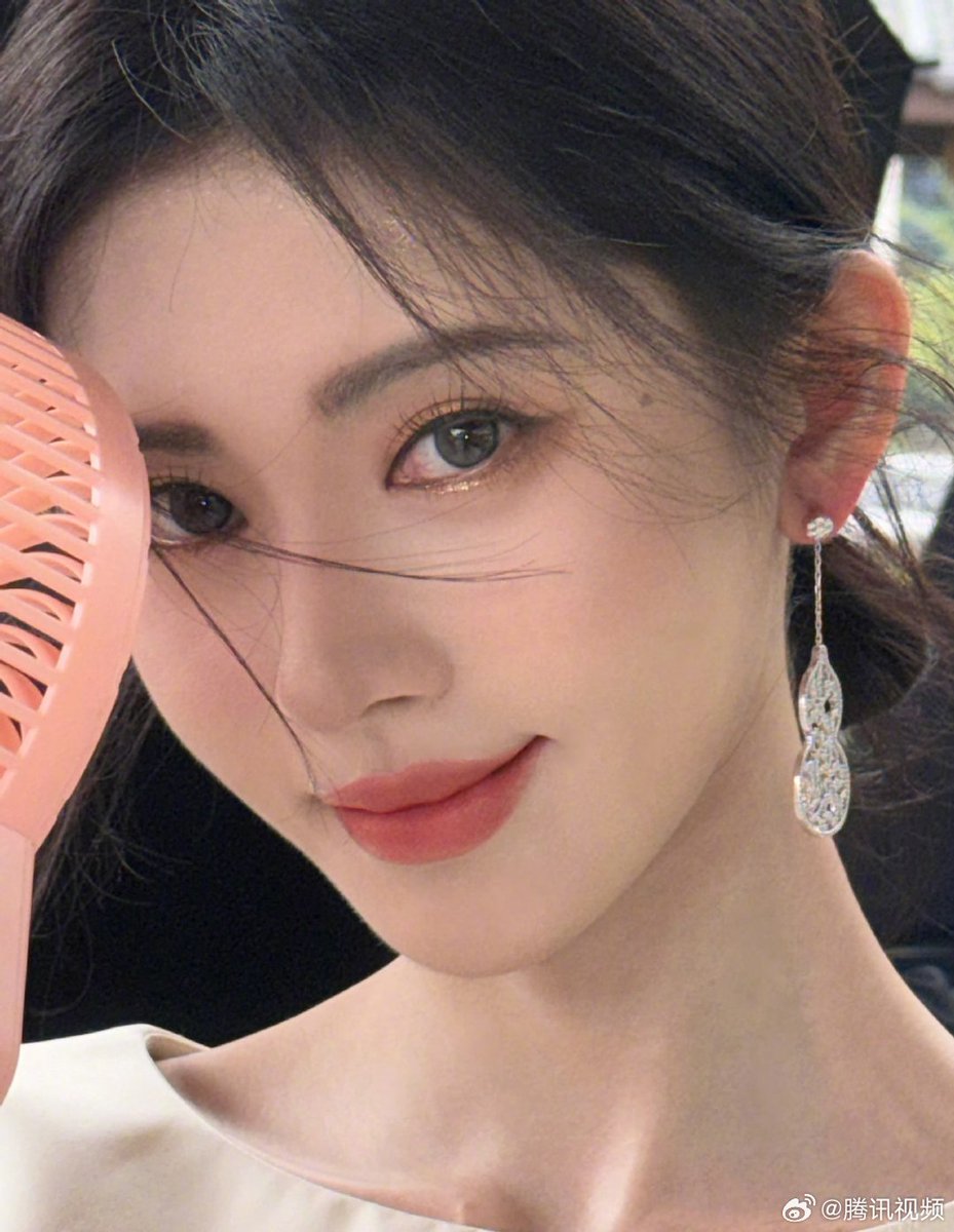 WeTVMacau's tweet photo. 有美人兮 婉如青扬 眼波流转 缱绻温柔
好伟大的一张脸啊！快来欣赏小鞠 鞠婧祎 美貌☺️🥰

#WeTVMacau #鞠婧祎 #JuJingyi 
 #嘉南传  #花间令 https://t.co/h9WrnjoDqa