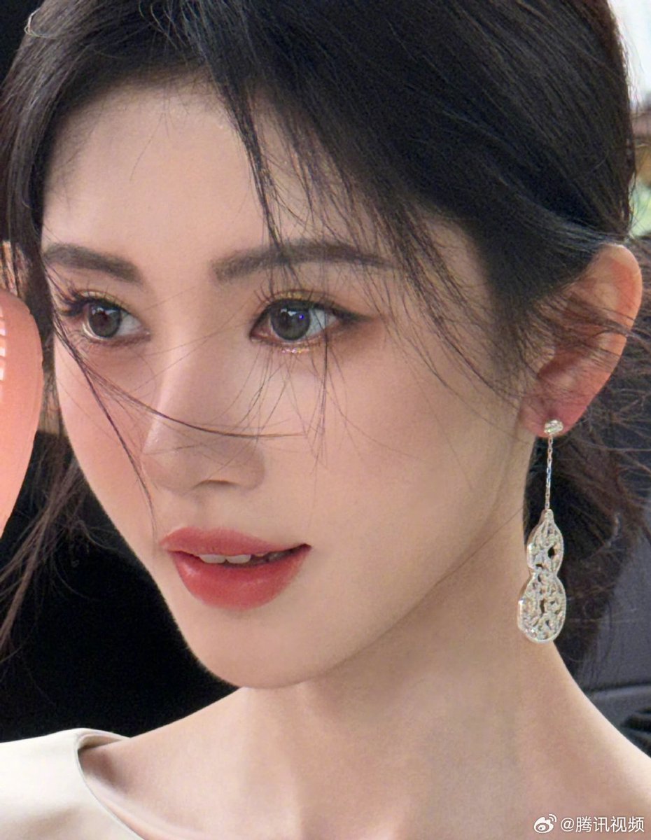 WeTVMacau's tweet photo. 有美人兮 婉如青扬 眼波流转 缱绻温柔
好伟大的一张脸啊！快来欣赏小鞠 鞠婧祎 美貌☺️🥰

#WeTVMacau #鞠婧祎 #JuJingyi 
 #嘉南传  #花间令 https://t.co/h9WrnjoDqa