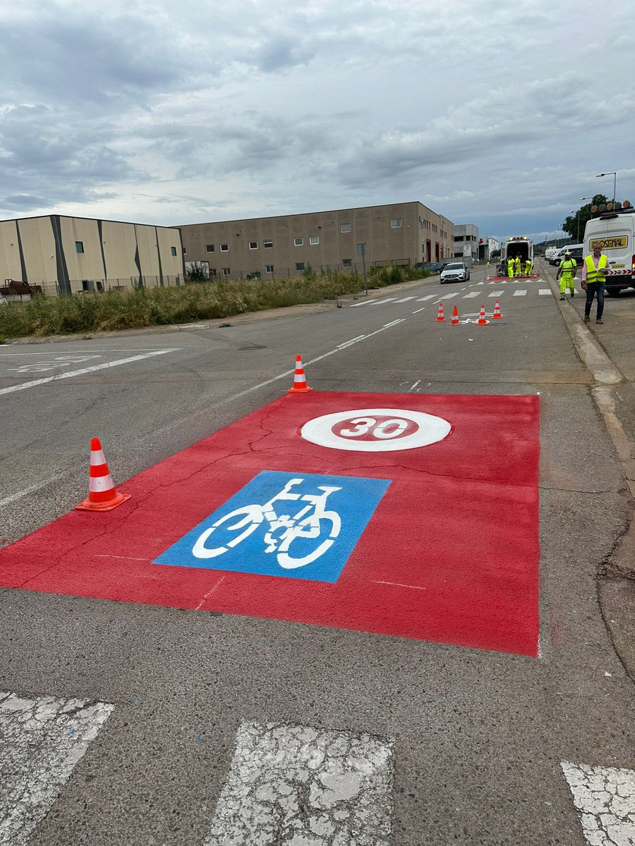 Hem iniciat els treballs  de #senyalització de la via pedalable entre els municipis de <a href="/fornells_cat/">Fornells de la Selva</a>  i  #ViIablareix, amb nous senyals horitzontals i verticals, i l’adequació de paviment en algun tram parcial. <a href="/FonsUECat/">Fons europeus a Catalunya</a> #NextGeneration
viesverdes.cat/noticies_actua…