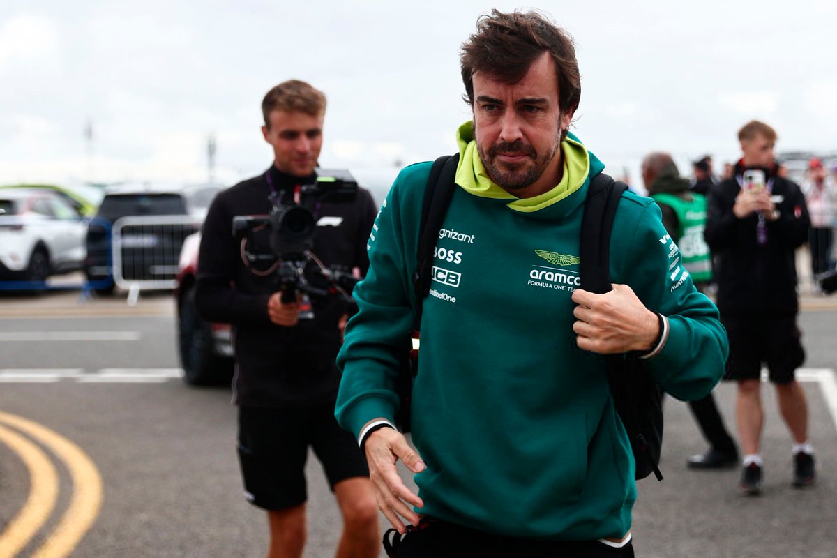 FormulaDirecta's tweet photo. 💥 Fernando Alonso: "Creo que nunca hemos tenido tantas reglas como ahora".

👉 "No podemos adelantar en boxes, no podemos ir rápido en boxes, no podemos ir lento en la pista, no podemos hacer básicamente cualquier cosa".

👉 "Probablemente esto esté sobreregulado y los pilotos lo vemos o nos sentimos frustrados a veces, los equipos también".

👉 "Necesitamos proponer algo que sea mejor que la norma actual. Y esto es algo que tenemos que hacer entre todos".

[@Racingnews365c]

#F1