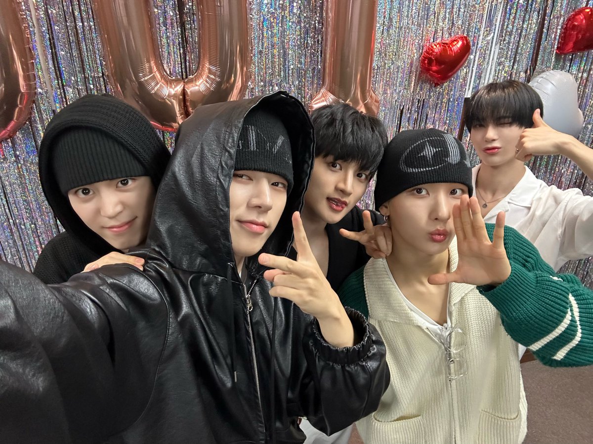 CUBE_NOWZ's tweet photo. 나우어데100ㅣ즈 💝 NOWADAYS 100DAY 💝

NOWADAYS의 Weverse LIVE가 시작되었습니다! 
팬 여러분의 많은 시청 바랍니다 🙌 
https://t.co/HWobLf4oM6

#NOWADAYS #나우어데이즈 https://t.co/deV2D4R44J