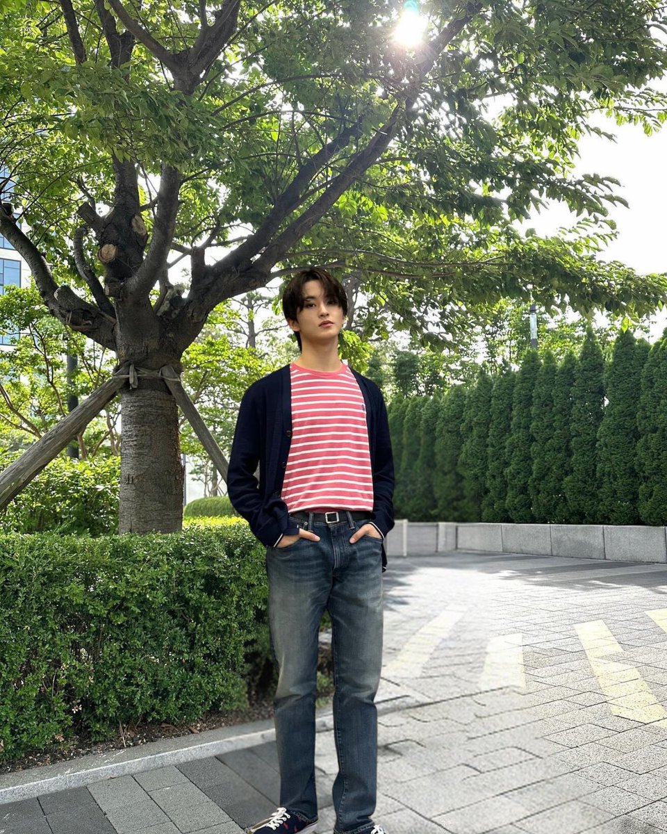 minseonblues's tweet image. ritual wajib kalau lagi ngedate.... saling foto satu sama lain ;-------) 🫰🏻