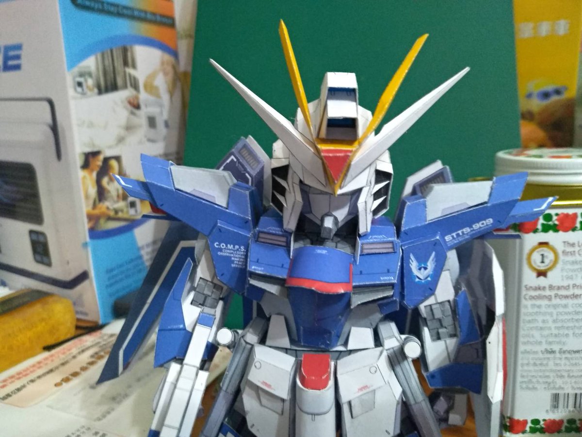 june(<a href="/j_cube4906/">june</a>)さんのライジングフリーダムガンダムは完成です。いつものように薄紙で作った、このサイズとはちょっと大きいと、縮小してもう一つ作ろうと思います。