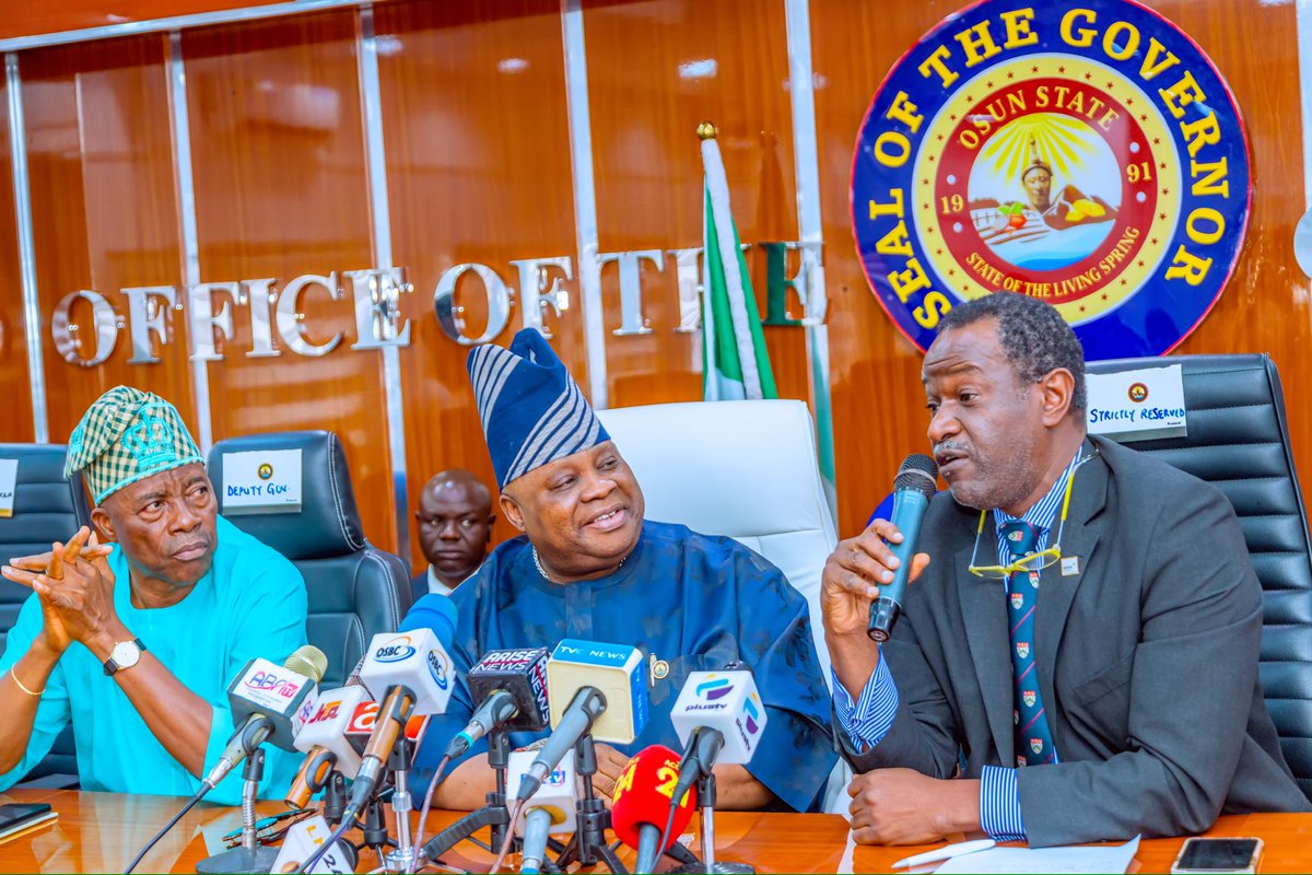 AAdeleke_01's tweet photo. Yesterday, I received a delegation from the Nigeria Education Loans Fund (@NELFUND), led by the Managing Director, Mr Akintunde  Sawyer. During the visit, I was presented with an award of recognition on behalf of Osun State government for emerging first position in the nationwide enrollment of beneficiary States. 

I conveyed our appreciation to President Bola Ahmed Tinubu @officialABAT for creating this Funding initiative as a response to the many challenges facing our student population and assured that as a government, our administration will continue to offer productive partnership with the federal government for the benefit of our people.