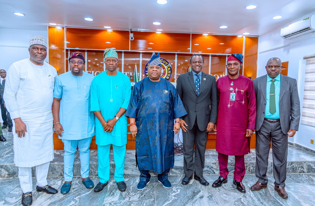 AAdeleke_01's tweet photo. Yesterday, I received a delegation from the Nigeria Education Loans Fund (@NELFUND), led by the Managing Director, Mr Akintunde  Sawyer. During the visit, I was presented with an award of recognition on behalf of Osun State government for emerging first position in the nationwide enrollment of beneficiary States. 

I conveyed our appreciation to President Bola Ahmed Tinubu @officialABAT for creating this Funding initiative as a response to the many challenges facing our student population and assured that as a government, our administration will continue to offer productive partnership with the federal government for the benefit of our people.