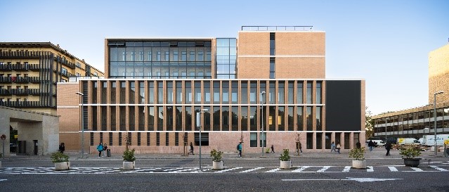 Hispalyt's tweet photo. La reforma y ampliación del edificio departamental de la Facultad de Filosofía y Letras de la Universidad de Zaragoza, llevada a cabo por el estudio @MAGENarch, es una de las obras seleccionadas para la web en el Premio de Arquitectura de Ladrillo de Hispalyt 2021-2023.

El objetivo de esta intervención era, por un lado, aunar la continuidad y el tono adecuado para intervenir en el edificio histórico, con el despliegue tecnológico vinculado a la máxima eficiencia energética, hasta un consumo de energía casi nulo (ECCN), alineado con los compromisos medioambientales de la institución. Y por otro, generar espacios comunes, abiertos y versátiles.

En el edificio existente, la intervención se centra en la preservación y mejora de sus características originales, la respuesta a las exigencias del programa y la activación de los espacios exteriores.

El nuevo edificio departamental reemplaza el antiguo pabellón de Filología y su volumetría responde a la continuidad con el cuerpo longitudinal del edificio histórico. El nuevo edificio tiene una presencia sólida y atemporal, gracias al uso del #ladrillocaravista de @CeramicaMalpesa, que se integran en la construcción, aportando autonomía y un carácter abstracto.

¿Quieres saber quiénes fueron los ganadores de la categoría de Ladrillo de los Premios de Arquitectura 2021-2023? Toda la información aquí: https://t.co/0kQriYkuox
Si quieres ver el acto de entrega de los Premios, accede a nuestro canal de YouTube: https://t.co/MK8rB8Q9aC

📸 @rpbfoto

#miércolesenladrillado #PremiosArquitecturaHispalyt