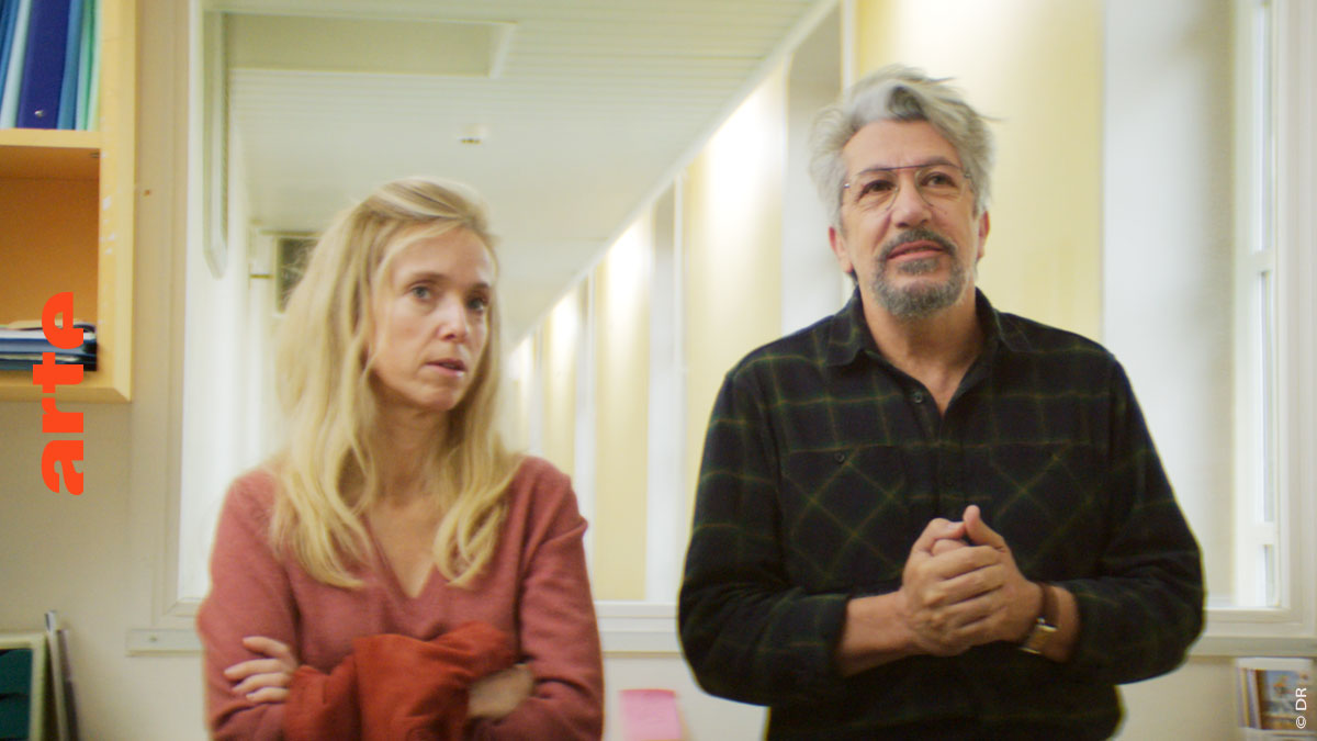 ARTEpro's tweet image. 🎞 #Cinéma - Un couple achète une maison dans laquelle se trouve une trappe aux pouvoirs mystérieux.
Sur @ARTEfr le 14.08 à 20h55: &quot;Incroyable mais vrai&quot;, une facétie de Quentin Dupieux, avec #AlainChabat, #LéaDrucker, #BenoîtMagimel, #AnaïsDemoustier.
➡ tinyurl.com/4bsyhype