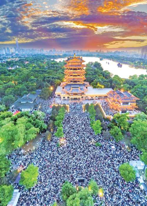 JinanofChina's tweet photo. Chaoran Tower stands as a symbol of historical elegance and cultural significance in the heart of #Jinan. At 5:00 pm, lights illuminate the tower, captivating crowds with their awe-inspiring brilliance. #DynamicJinan https://t.co/e4IldKeGSD