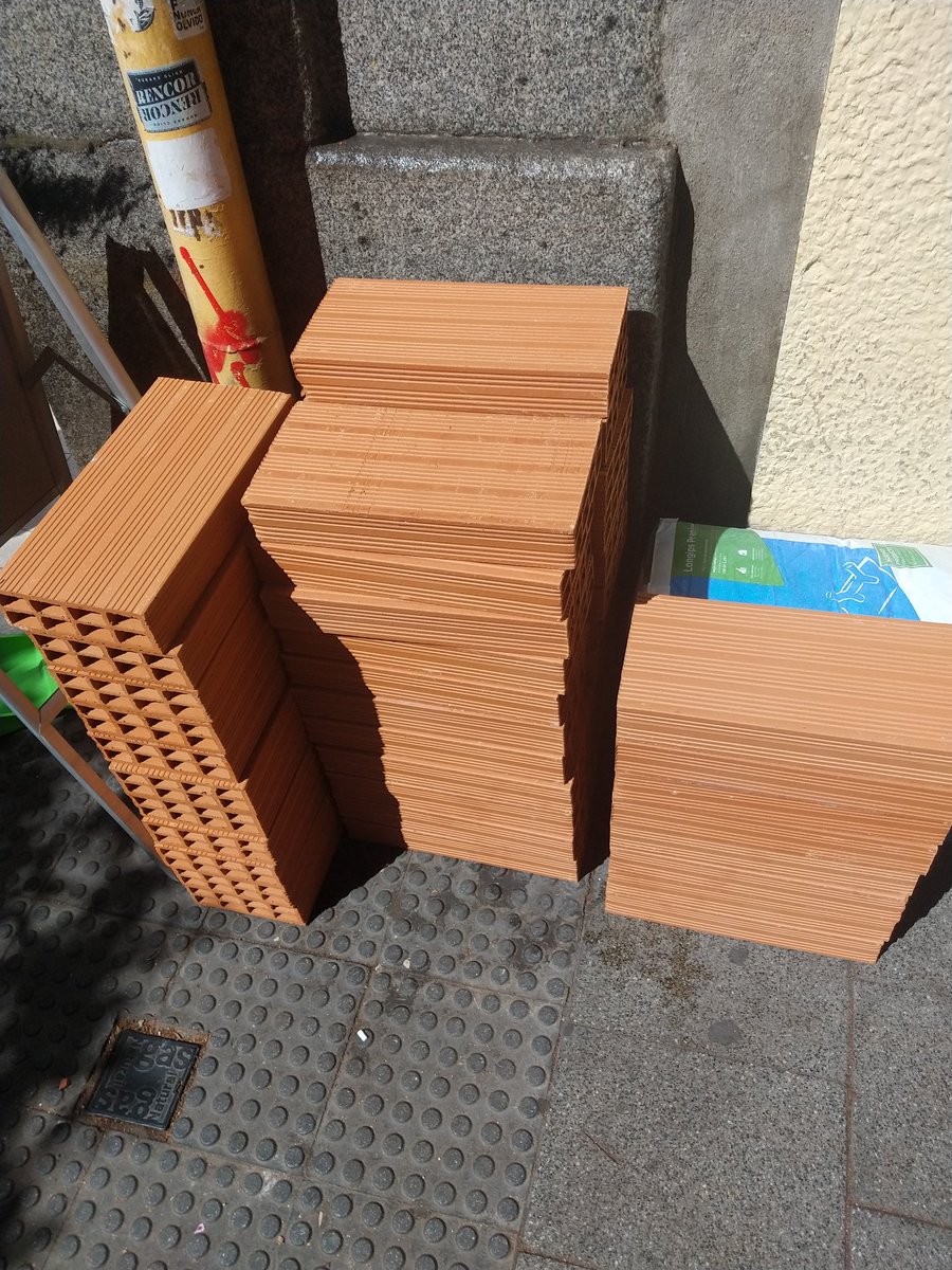 Sabéis por qué aún seguimos aquí? Por qué no se ha perpetrado aún el desahucio de Marina? Porque Marina, 94 años y SOLA en la vivienda en la que lleva 37 AÑOS, se niega a colaborar en su propio desahucio. 
Marina, valiente. 
Y mientras la propiedad se prepara. 
#MarinaseQueda