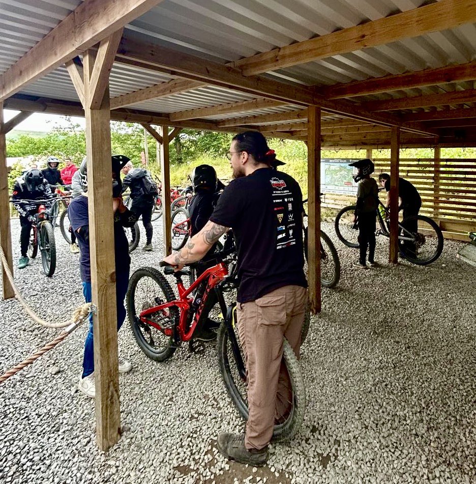 OrielHighSchool's tweet photo. #TeamMerthyr are all kitted up and ready to roll @BikeParkWales where the @BikeParkWales pit crew are setting up a full fleet of @TrekBikes 🚵♂️💜😎 #Slash #PurplePalaceOnTour #BikeParkWales #ActivitiesWeek2024 https://t.co/jZHsMsaxqj