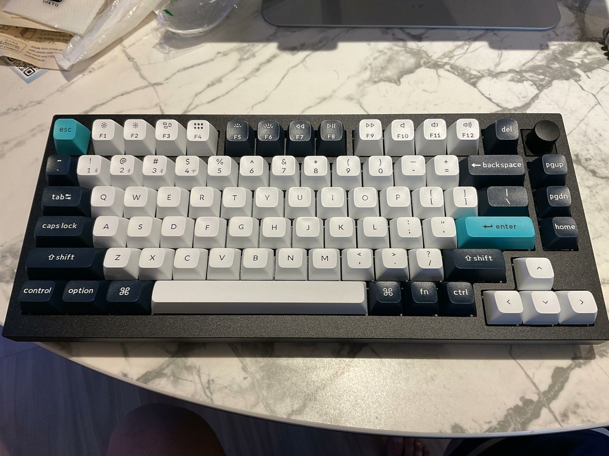 PushCool's tweet photo. Makuakeのクラウドファンディングで応援購入していたキーボード「Keychron Q1 Max」が届いた！
早速開封。おー、事前希望通りちゃんとUS配列だ😆

・・・・嘘だろ・・・技適マークが・・・・無え・・・嘘だろマジで・・・・・😨😰😱

Keychron  Japanさんと事前にやり取りしていて。
「希望するならJISではなくUS配列をお送りすることも可能ですよ」と連絡を頂いていたので、US配列版でお願いしてた。

いや技適マーク無しは本当に困るよ・・・・。
すぐに使いたい気持ちを堪えて、開封したキーボードは即刻箱に戻して、Keychron  Japanへ問い合わせ中。

今回Keychron  Japanが「技適取得してます！」と大々的に謳っていた（3枚目画像）ことがが応援購入の決め手だったのに。

US配列が欲しいなら、クラファン待たず個人輸入すれば手に入れられるのは当然知っていたけど、それをせずに国内での正規販売ルートで購入したのは、技適問題がクリアになってる国内正規ルートで買いたかったからだよ。

※ちょうど先日、国内正規代理店のKOPEK Japanから購入したKeychron  Q0  Maxも本日届いたのだけど、当然きちんと技適マーク入りの製品を送付してくれた。
KOPEKで取り扱う商品は限りがあるけど、そのぶん技適の心配ない安心感がある。

おそらく今回クラファン購入した大多数であろう、JIS版の方々は技適マーク問題なく大丈夫なんでしょう。

俺を含むUS版を頼んだ数少ない方々は、泣き寝入りするしかないのか。
そんなの嫌なのですぐに問い合わせしました。

どうなるかな。
Keychronは好きだから、Keychron  Japanさんが誠実な対応してくださることを願いたい。