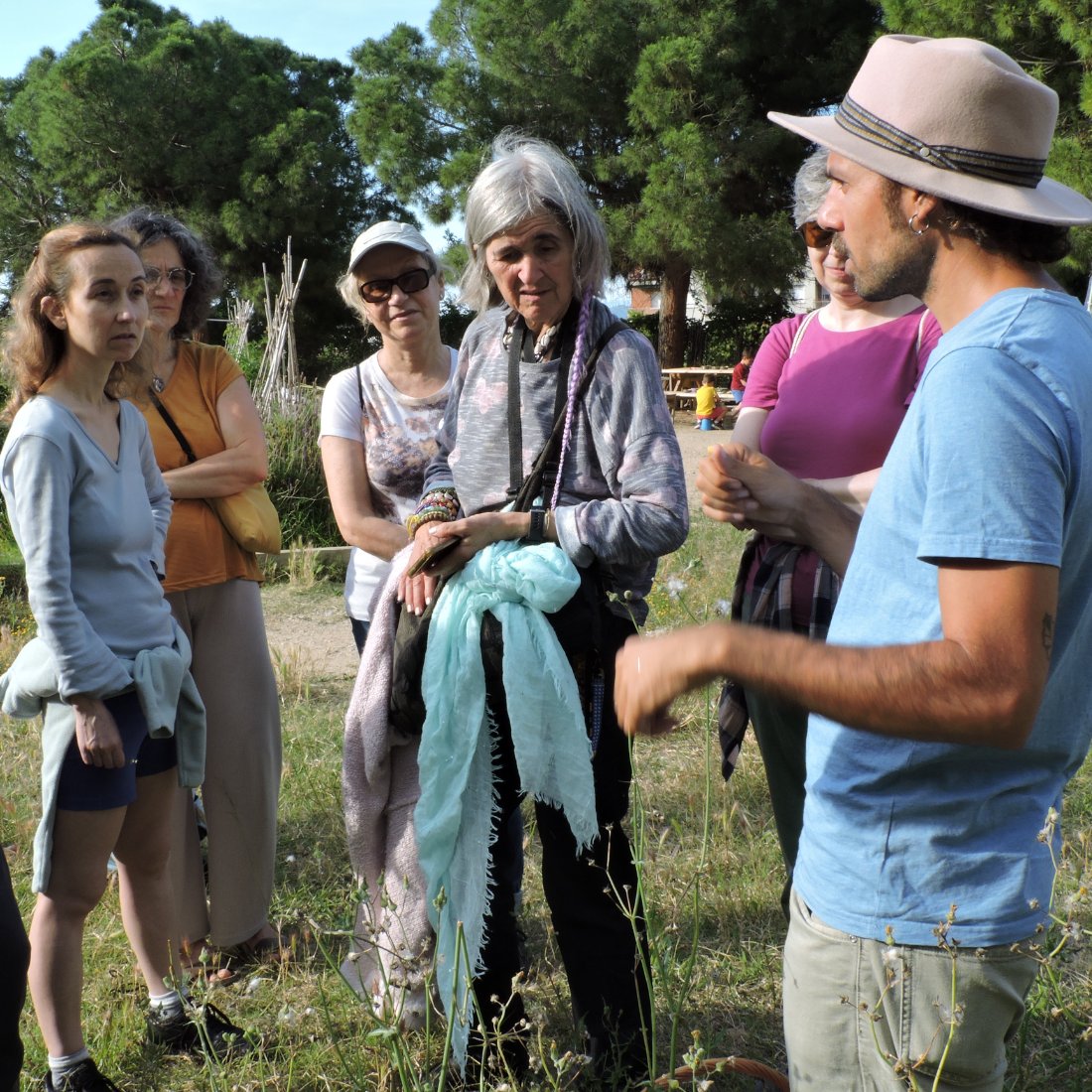 ⛰️ Fa uns dies vam connectar amb la vegetació del barri fent una passejada plena d'olors i sabors per la muntanya de Montjuïc. Amb <a href="/PauCardellach/">Pau Cardellach</a> vam conèixer quines plantes silvestres comestibles tenim a tocar, com incloure-les en els nostres menús, i com i quan collir-les.