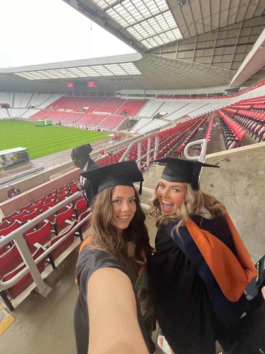 BethanyCarroll7's tweet photo. Graduated @sunderlanduni with a First in occupational therapy and have been awarded the Phoenix Award by my lecturers 🐦‍🔥 @SunderlandOT . Such a special day celebrating with my family 💗🎓 https://t.co/jE1gUXL2DZ