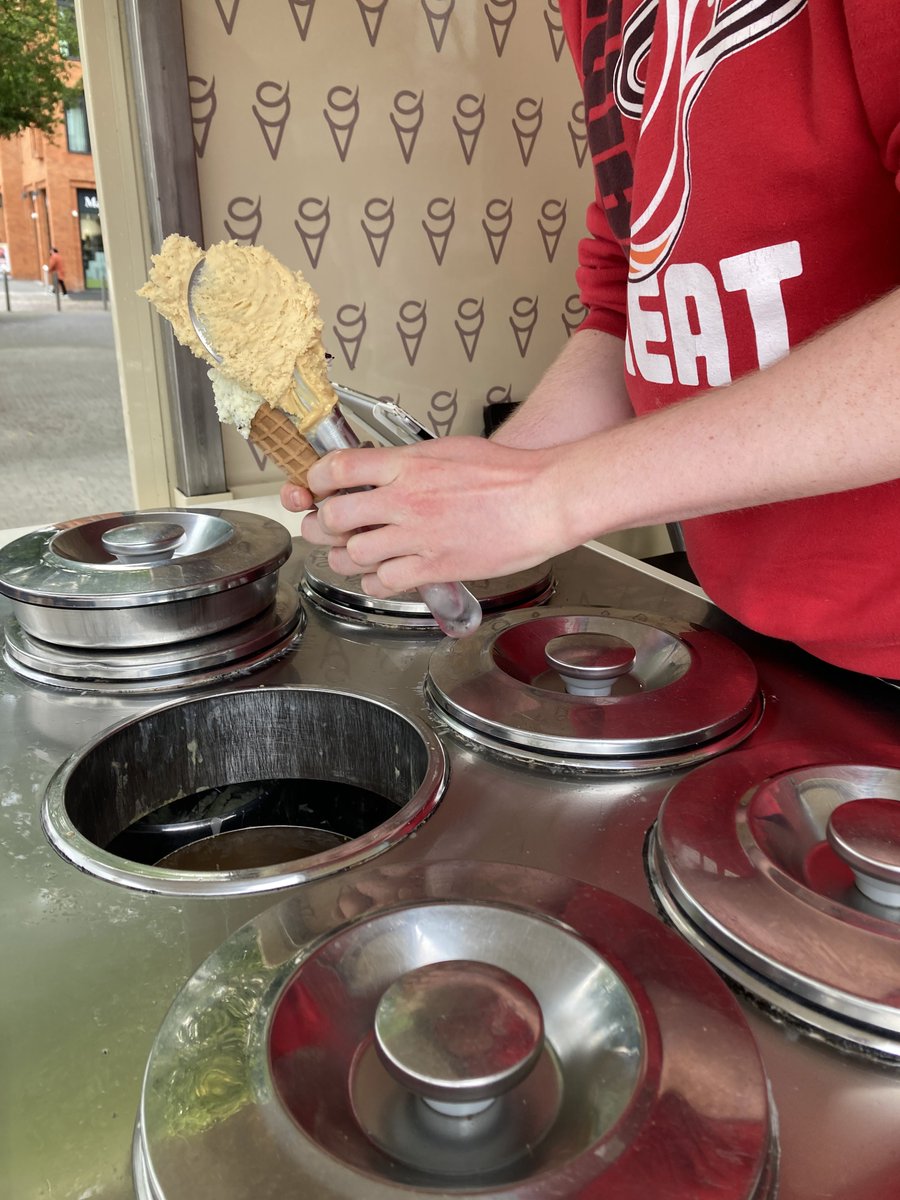 Languages_OHS's tweet photo. Students practising their Italian speaking skills whilst also enjoying the scrumptious food at La Smorfia in Oxford and Alfonso's ice cream, followed by a tiramisu making class with an Italian pastry chef.@OxfordHighSch https://t.co/tCQfaqfnMl