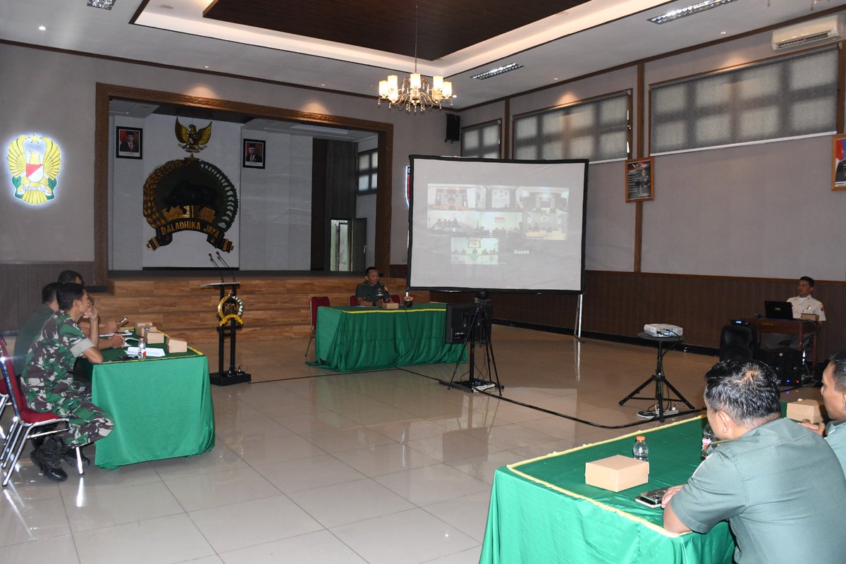 Bulletin083's tweet photo. **Kota Malang** – Korem 083/Bdj menggelar rapat evaluasi program kerja dan anggaran semester I TA 2024, penyusunan rencana kerja TA 2025, serta RPD Triwulan III TA 2024 di aula Makorem pada Rabu (10/7/2024). https://t.co/hnAo5BhgDV