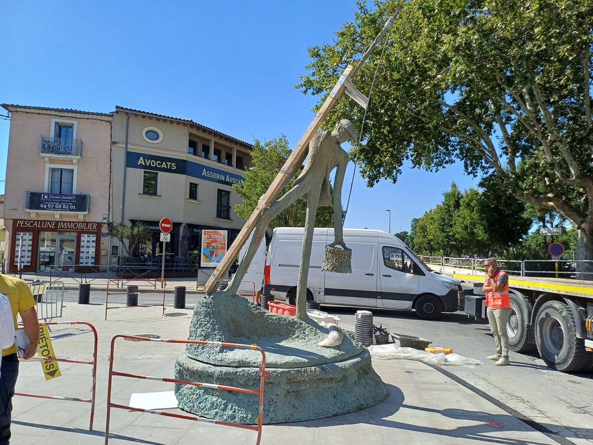 VilleLunel's tweet photo. đœ La lĂ©gende retrouve sa place devant l'entrĂ©e du Cours PĂ©ri!
Installation de la statue du Pescalune en cours đ
#lunel #pescalune https://t.co/cYu5LH56S5