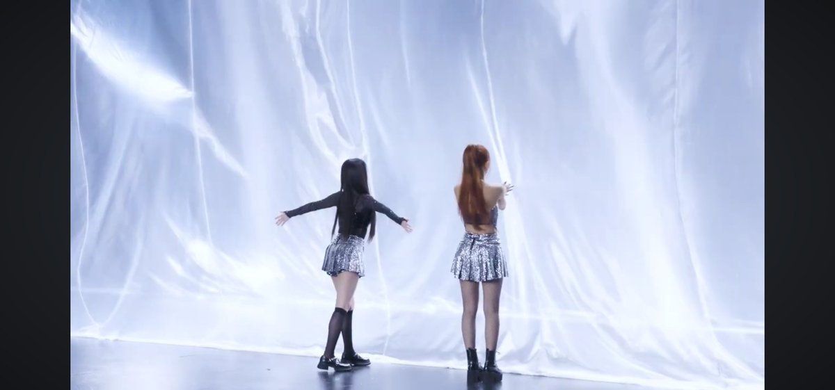_BananaTaeng_'s tweet photo. seulgi to                     also seulgi:
irene: https://t.co/ZMpIumNDO8